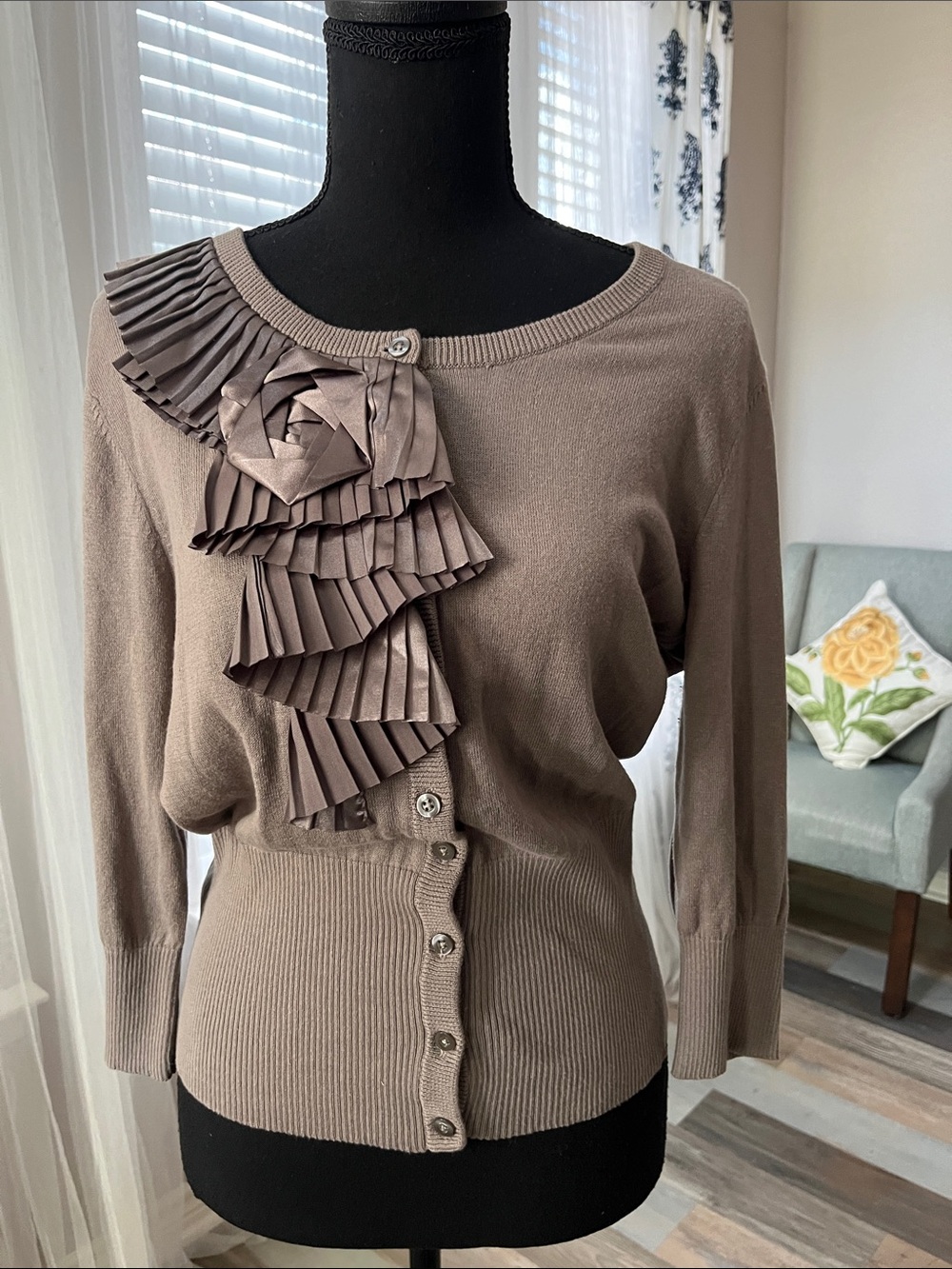 Elle Taupe Pleated Ruffle Button-Front Cardigan Sz M Office Career Boho Chic